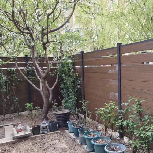庭院共挤木塑围墙制作案例.jpg